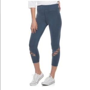 SOLD  - 🧘‍♀️Lattice Bottom High-Waist Yoga Capris